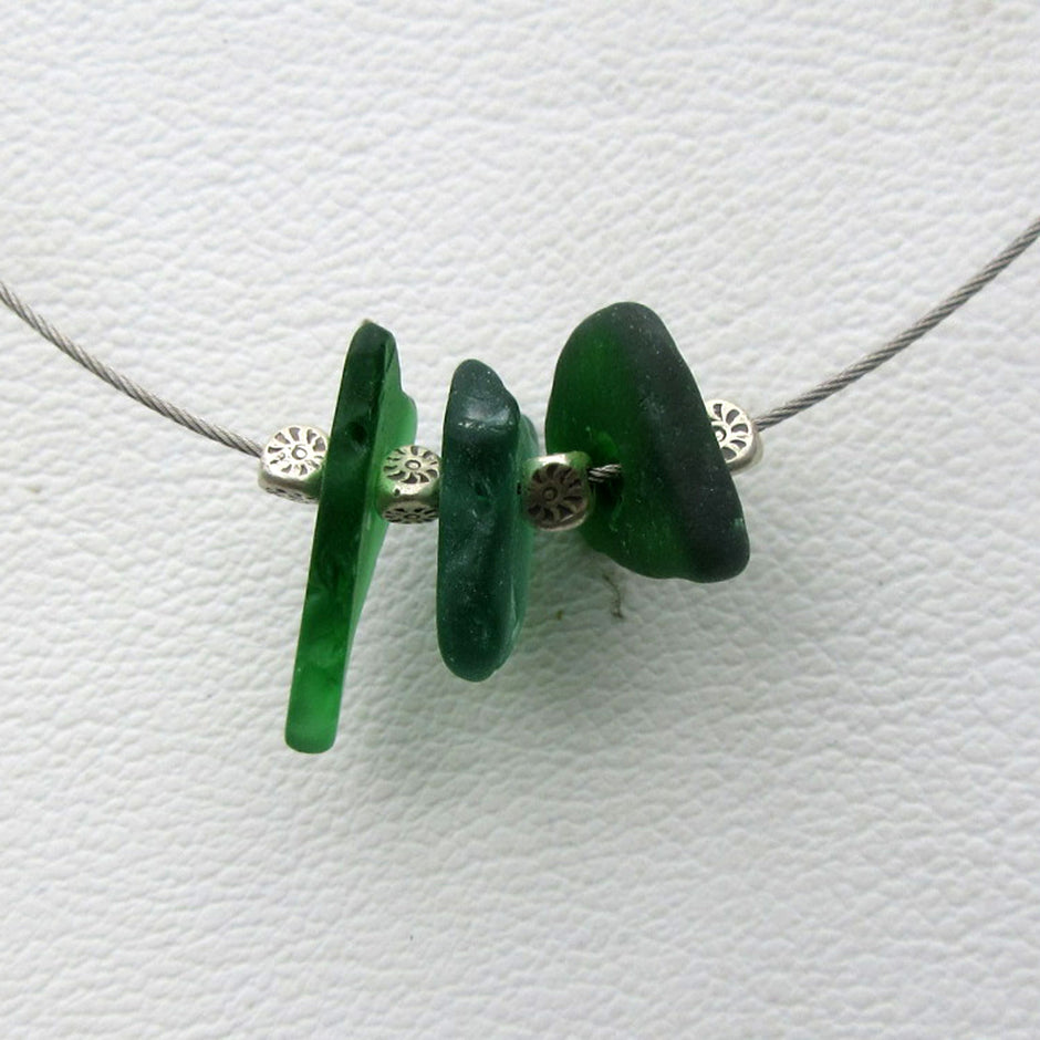 Einzigartiges Collier aus grünem Seeglas und Silberperlen