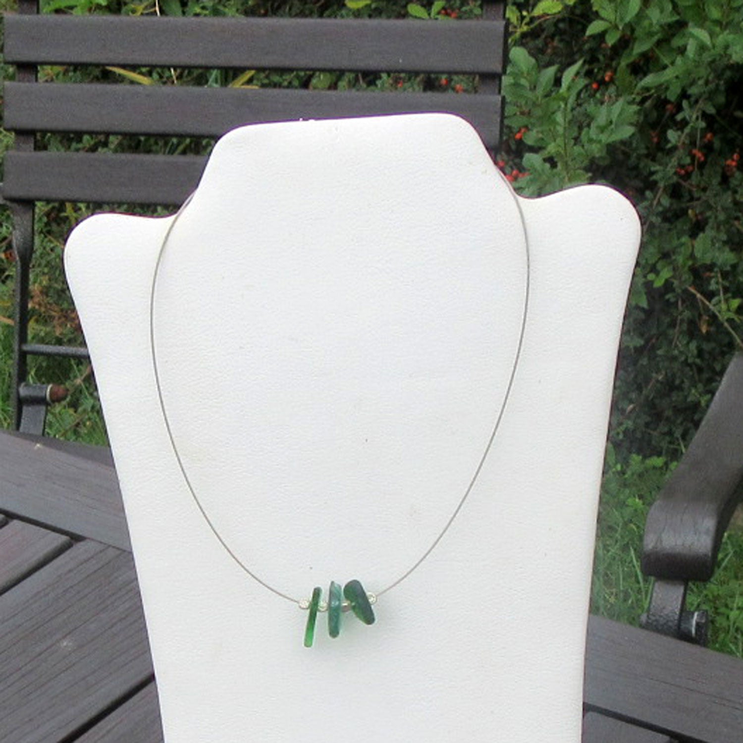 Einzigartiges Collier aus grünem Seeglas und Silberperlen