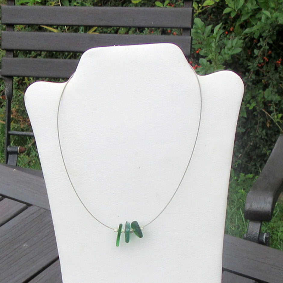 Einzigartiges Collier aus grünem Seeglas und Silberperlen