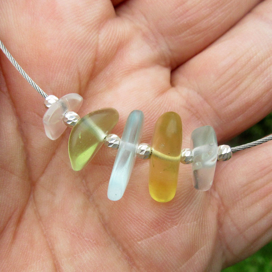 Drahtcollier mit Seeglas und Silberperlen, 45 cm