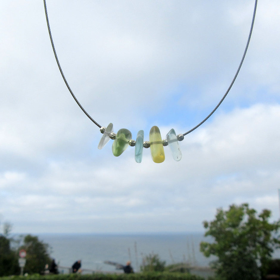 Drahtcollier mit Seeglas und Silberperlen, 45 cm