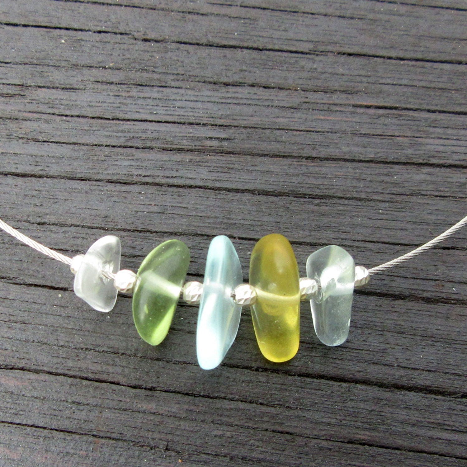 Drahtcollier mit Seeglas und Silberperlen, 45 cm