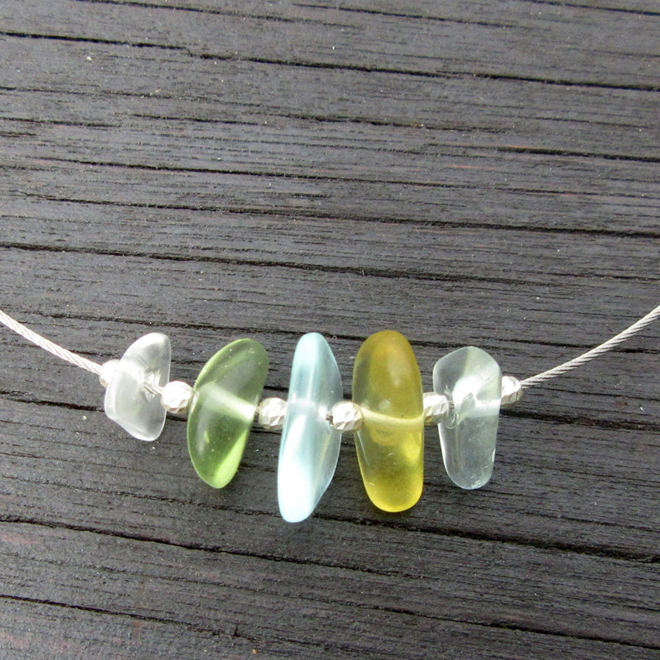 Drahtcollier mit Seeglas und Silberperlen, 45 cm