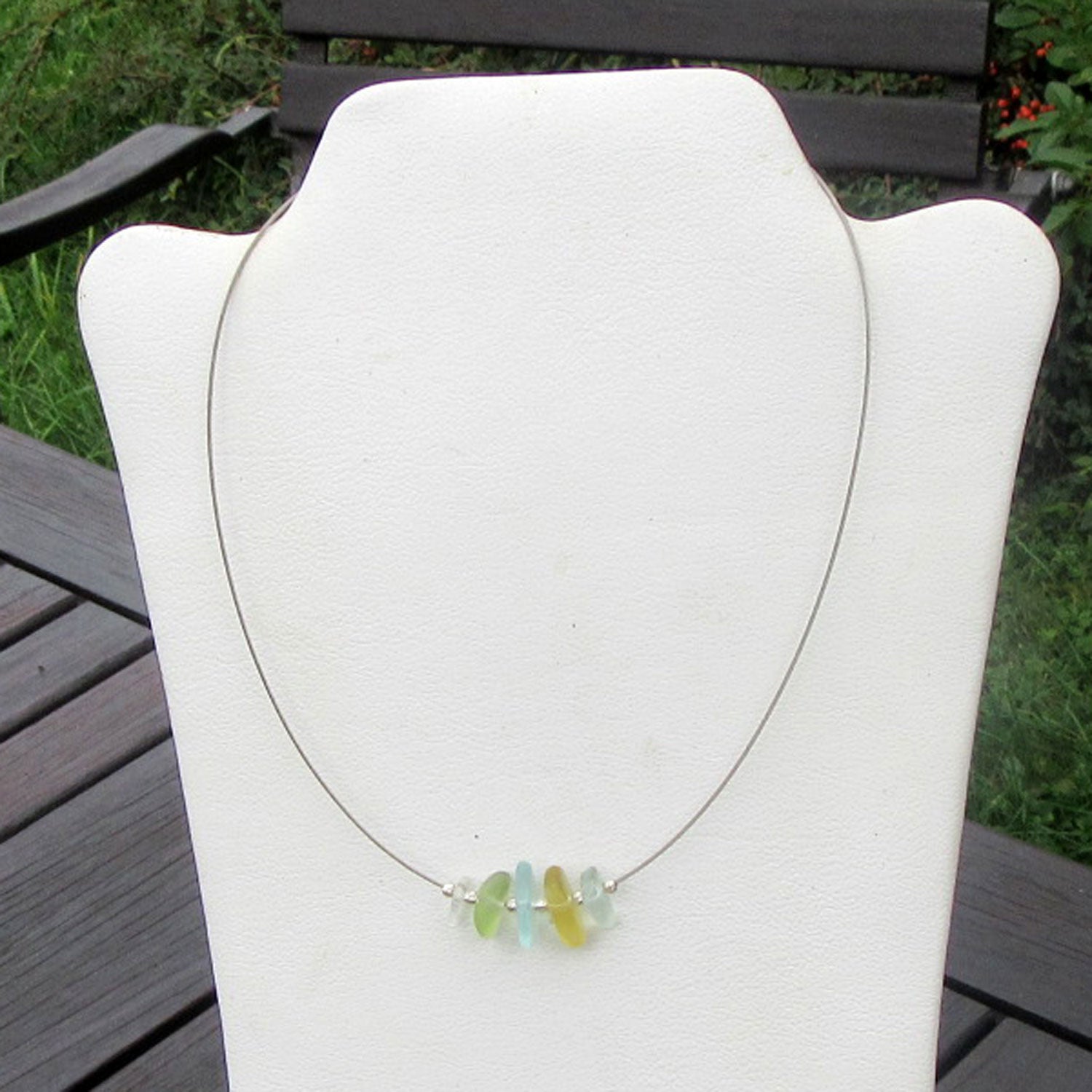 Drahtcollier mit Seeglas und Silberperlen, 45 cm