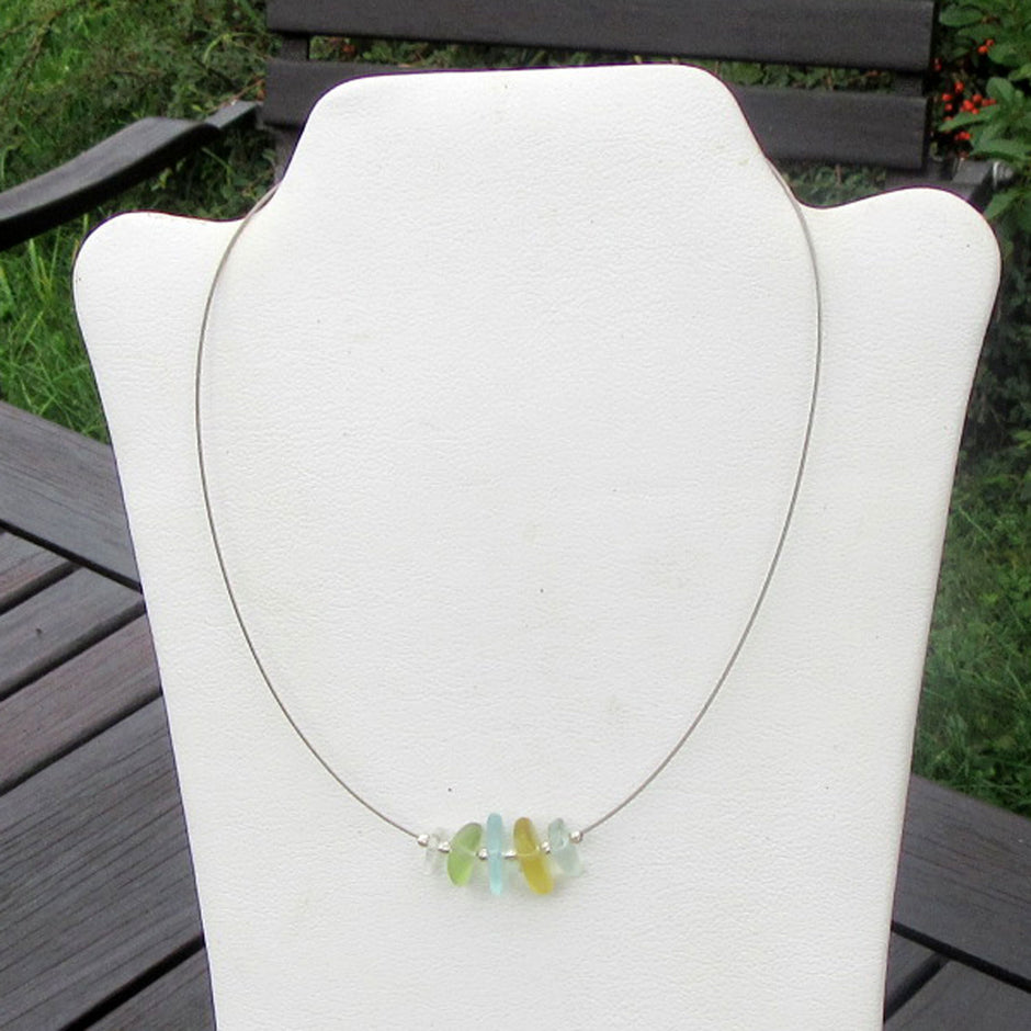 Drahtcollier mit Seeglas und Silberperlen, 45 cm