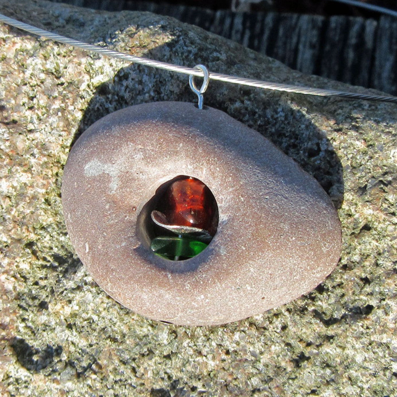 Kleiner Kiesel mit Bernstein, Seeglas und Silberscheibe