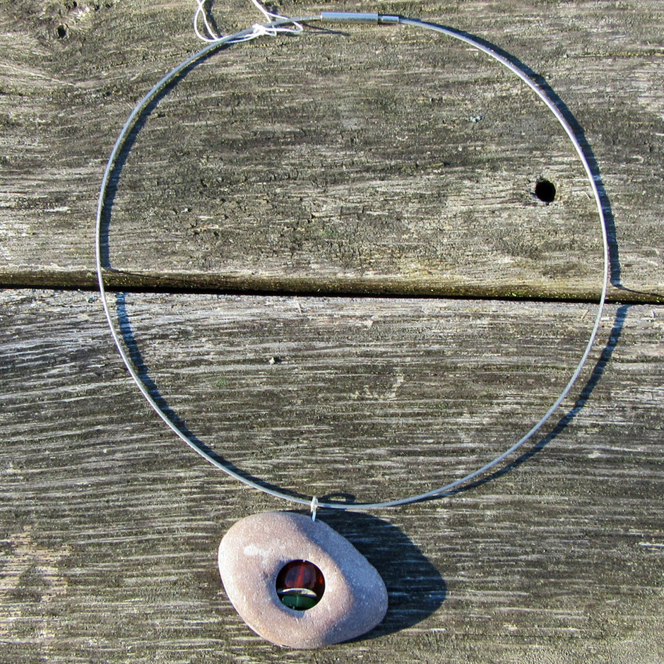 Kleiner Kiesel mit Bernstein, Seeglas und Silberscheibe