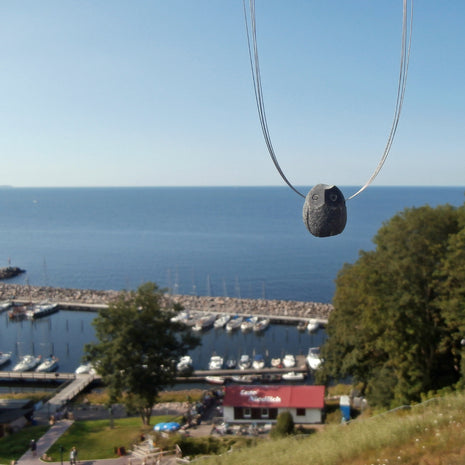 Steineule am Drahtcollier – Unikat von Rügen