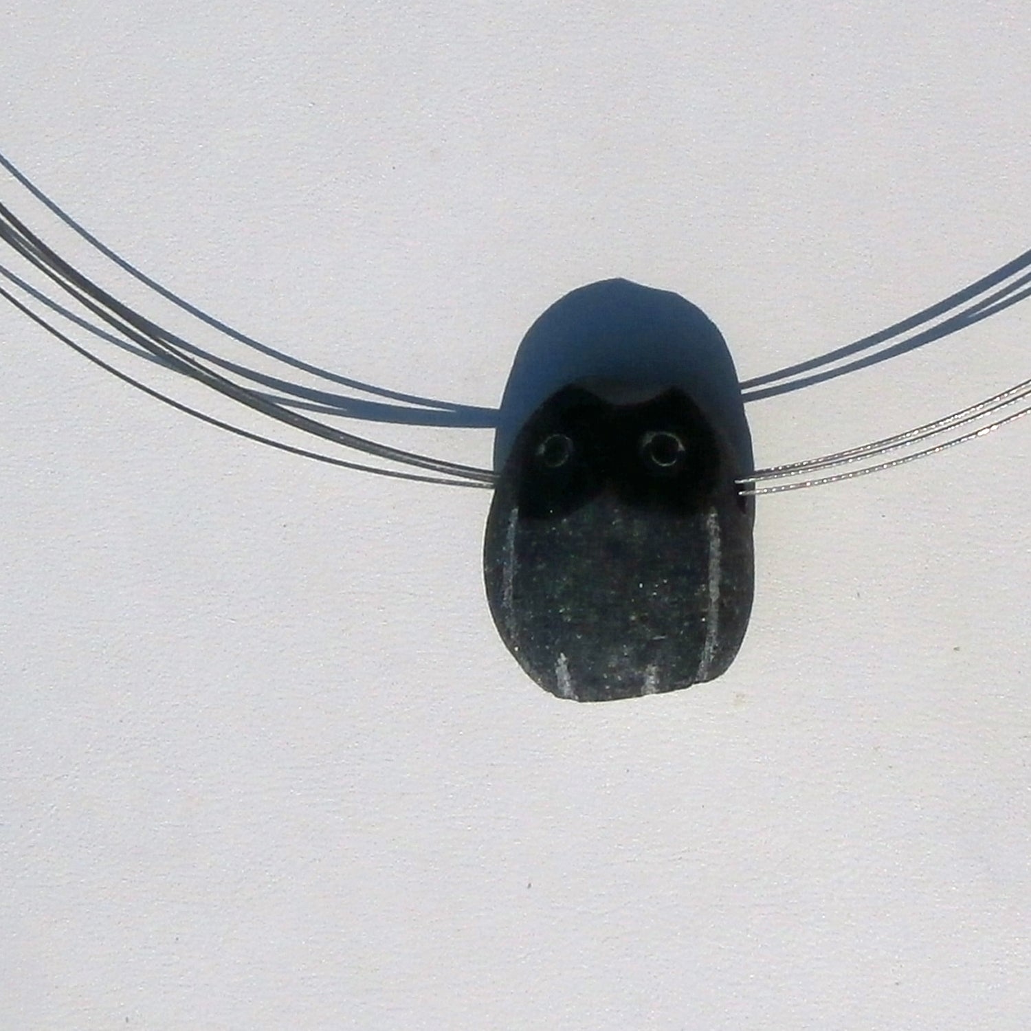 Steineule am Drahtcollier – Unikat von Rügen