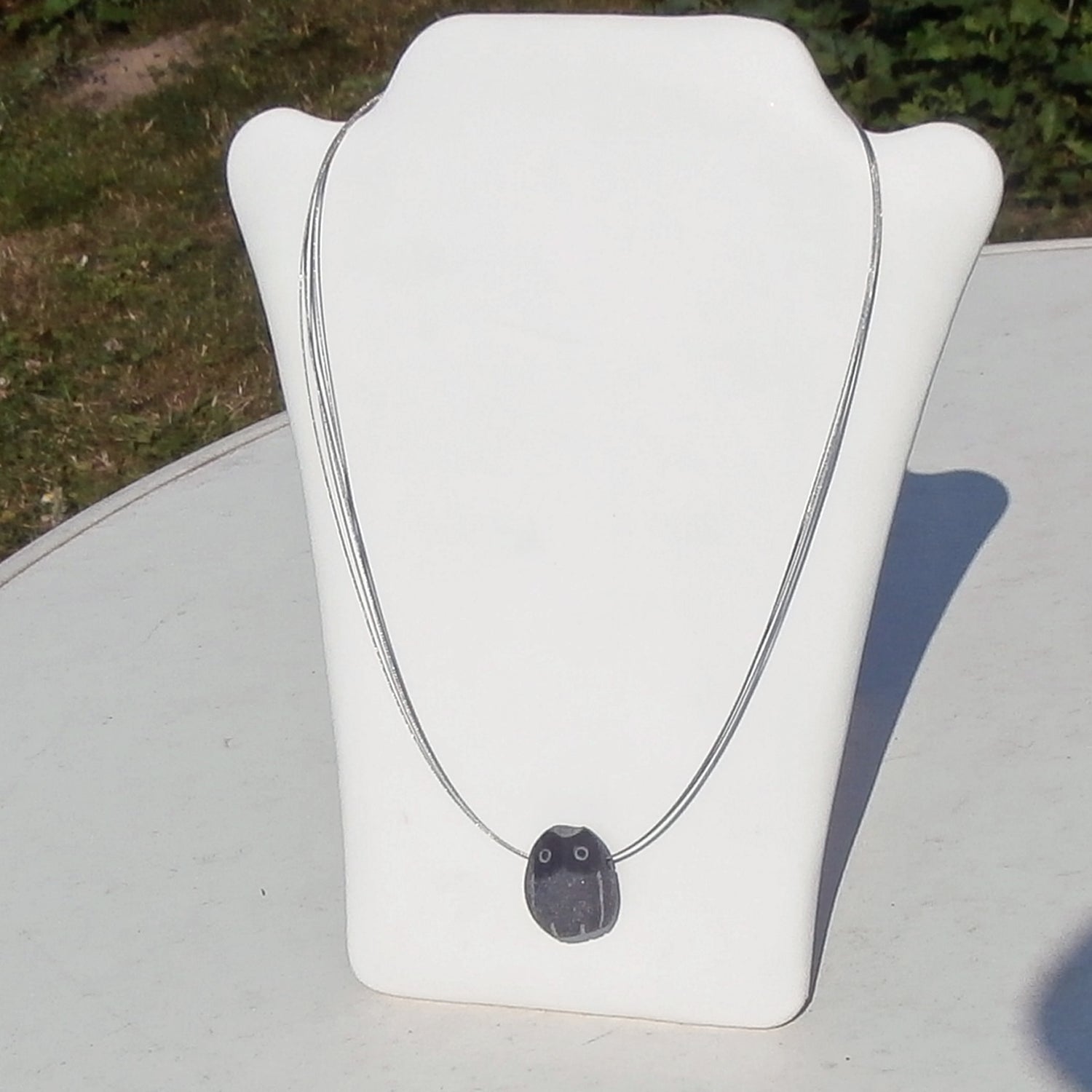 Steineule am Drahtcollier – Unikat von Rügen