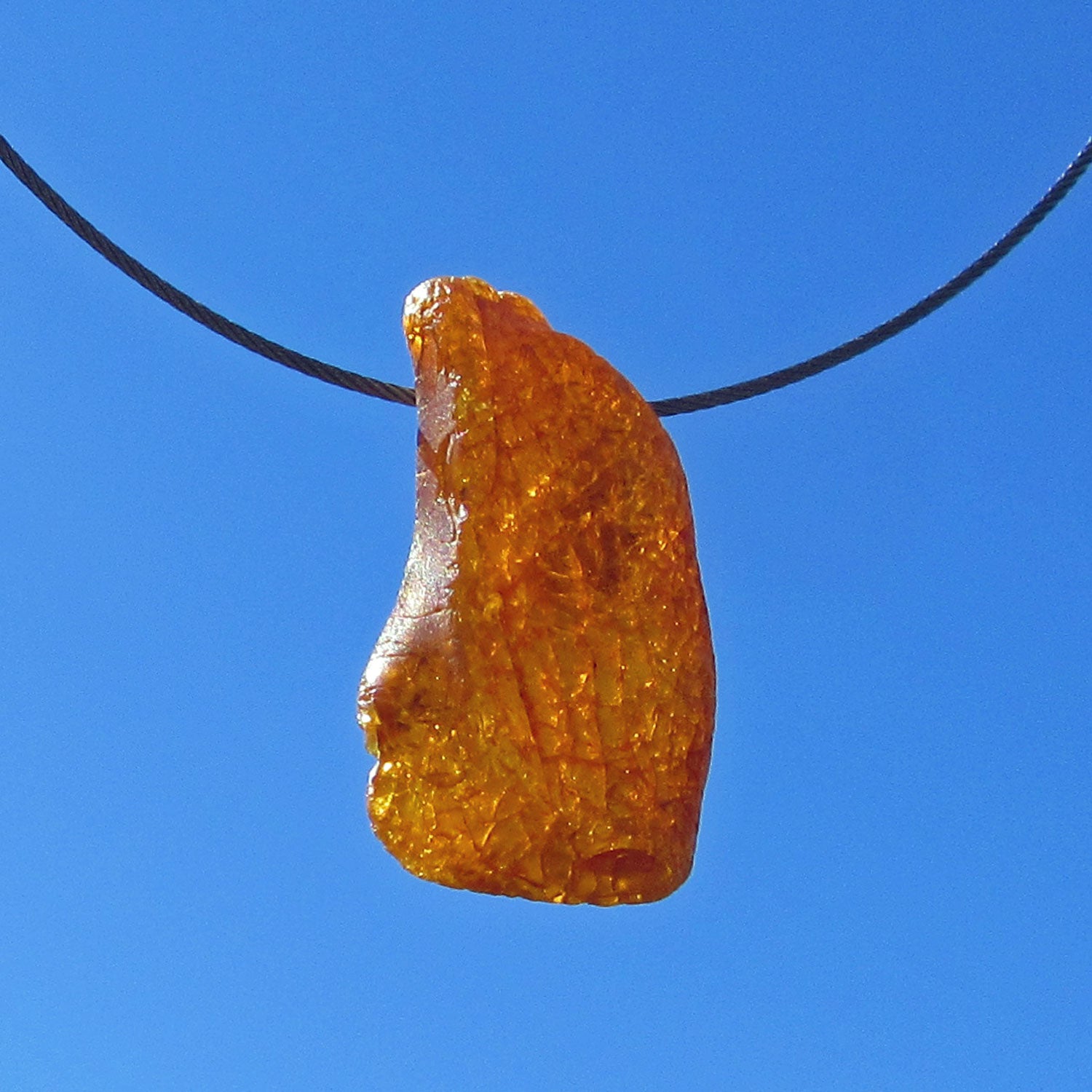 Elegantes Drahtcollier mit unpoliertem Bernstein – Unikat