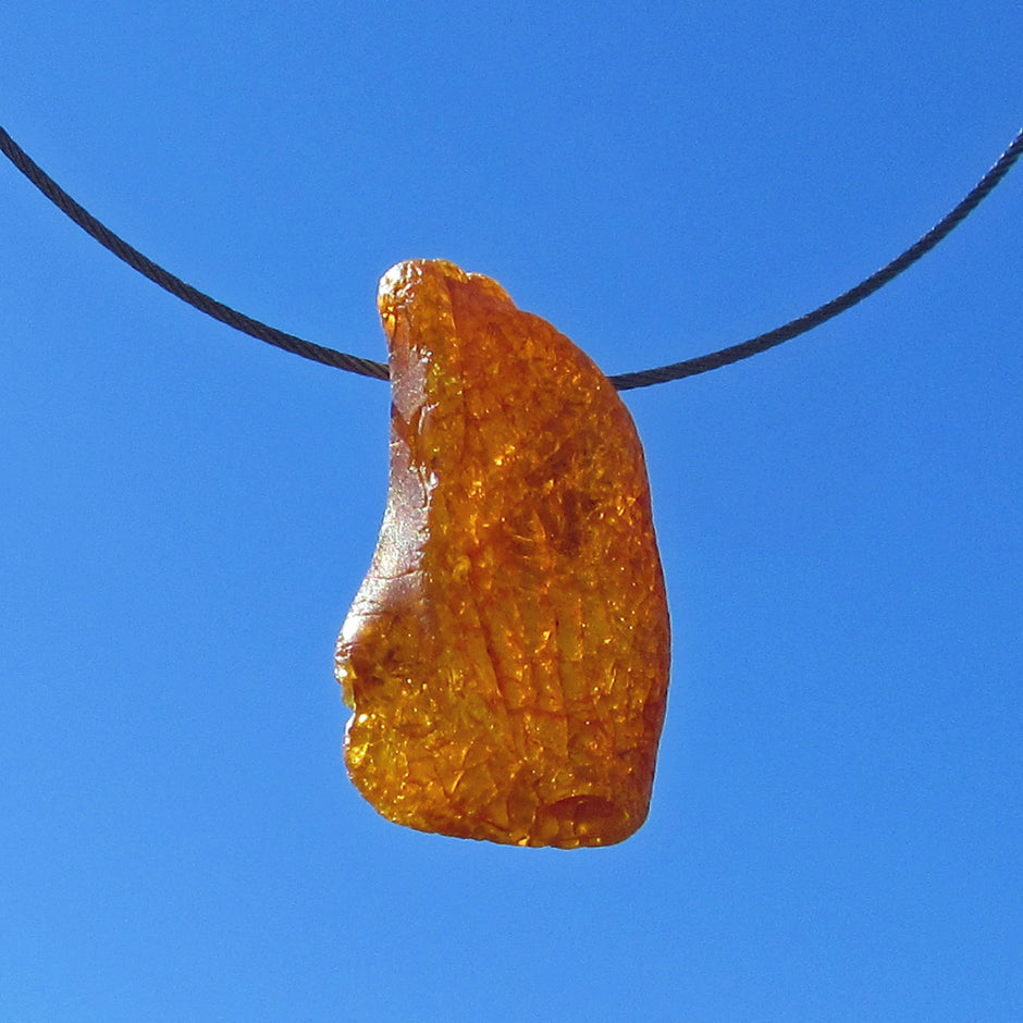 Elegantes Drahtcollier mit unpoliertem Bernstein – Unikat