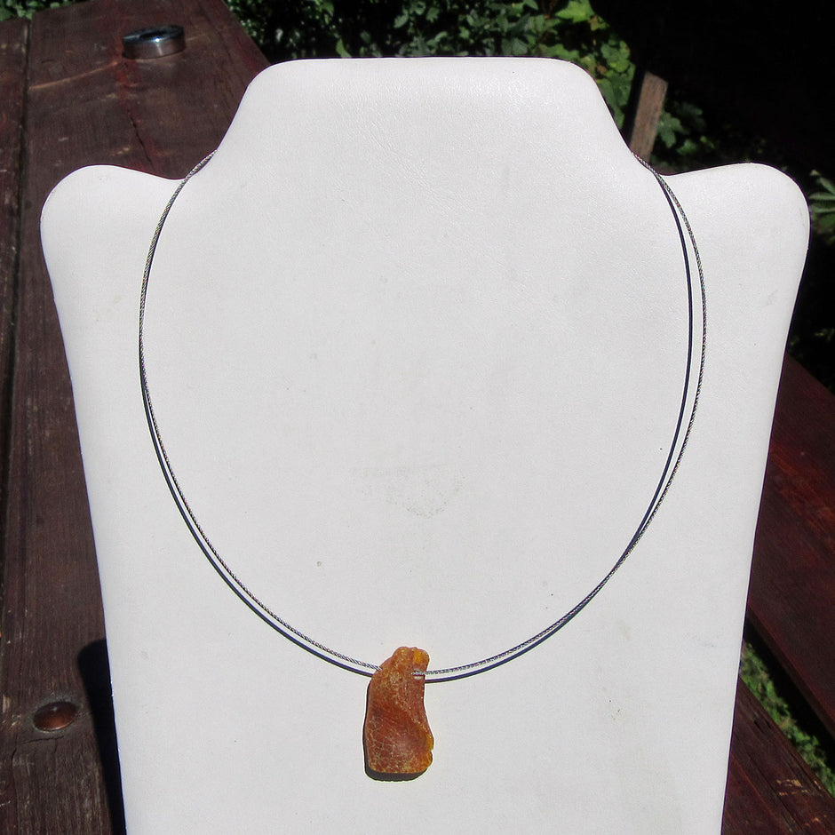 Elegantes Drahtcollier mit unpoliertem Bernstein – Unikat