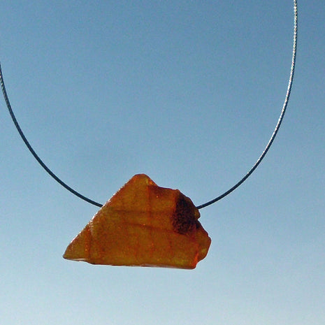 Elegantes Drahtcollier mit unpoliertem Bernstein