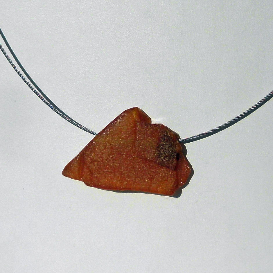 Elegantes Drahtcollier mit unpoliertem Bernstein