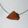 Elegantes Drahtcollier mit unpoliertem Bernstein