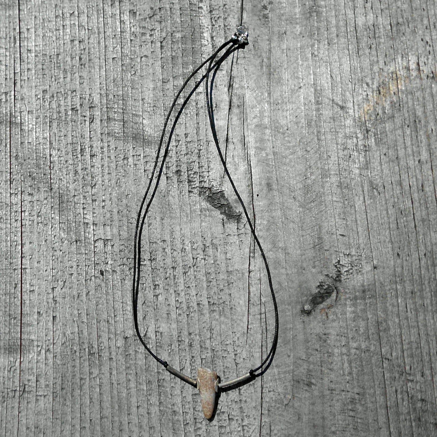 Schickes Donnerkeilcollier mitSilberröhrchen- und scheiben