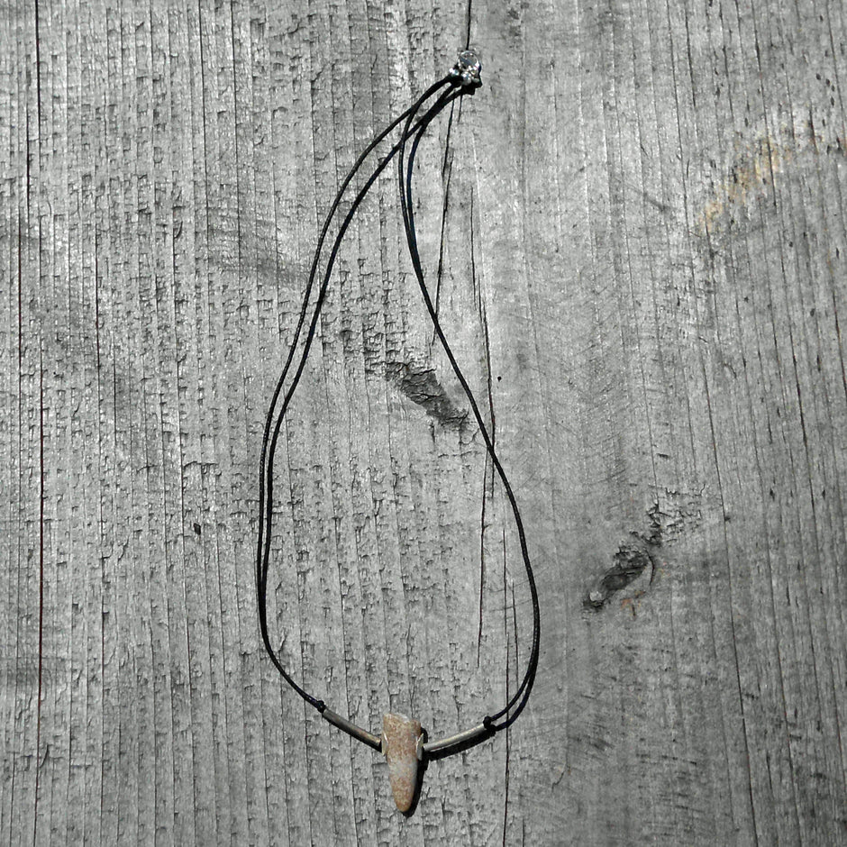 Schickes Donnerkeilcollier mitSilberröhrchen- und scheiben