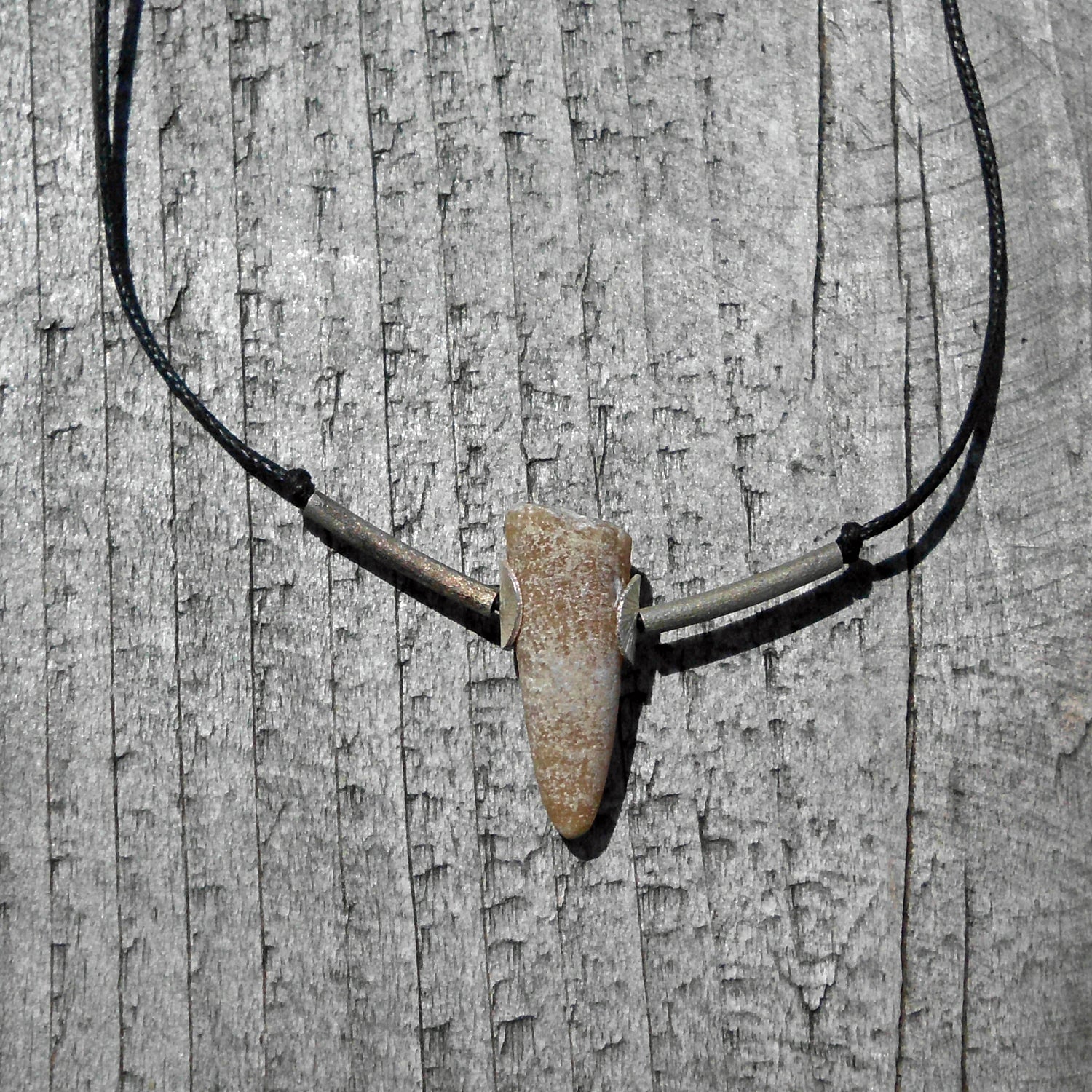 Schickes Donnerkeilcollier mitSilberröhrchen- und scheiben