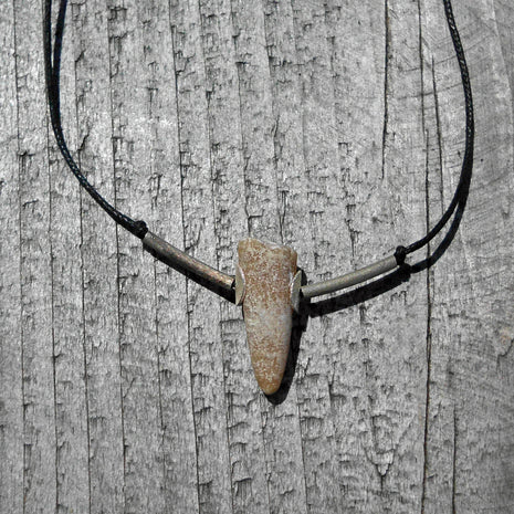 Schickes Donnerkeilcollier mitSilberröhrchen- und scheiben