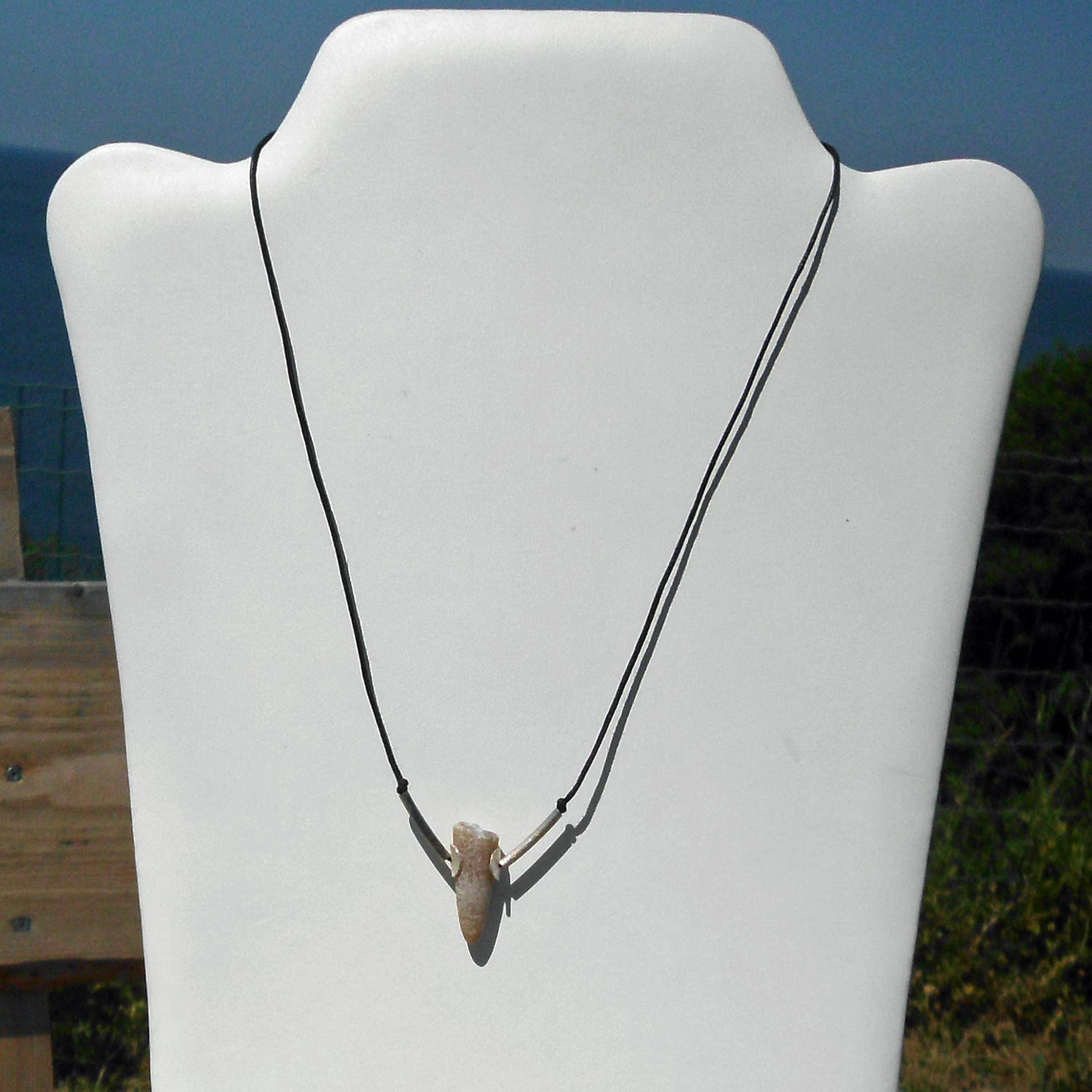 Schickes Donnerkeilcollier mitSilberröhrchen- und scheiben