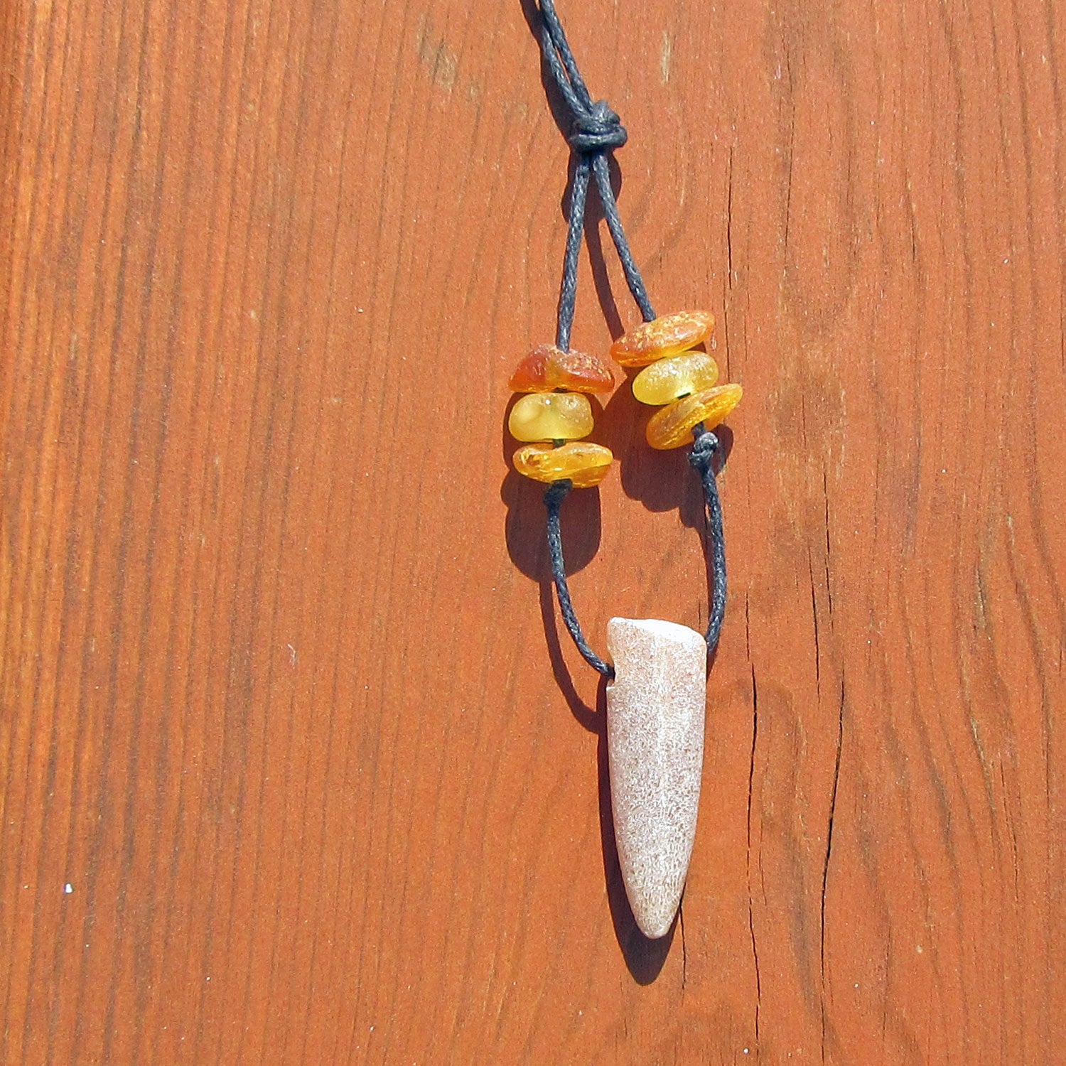 Donnerkeil mit 6 polierten Bernsteinen, Einzelstück