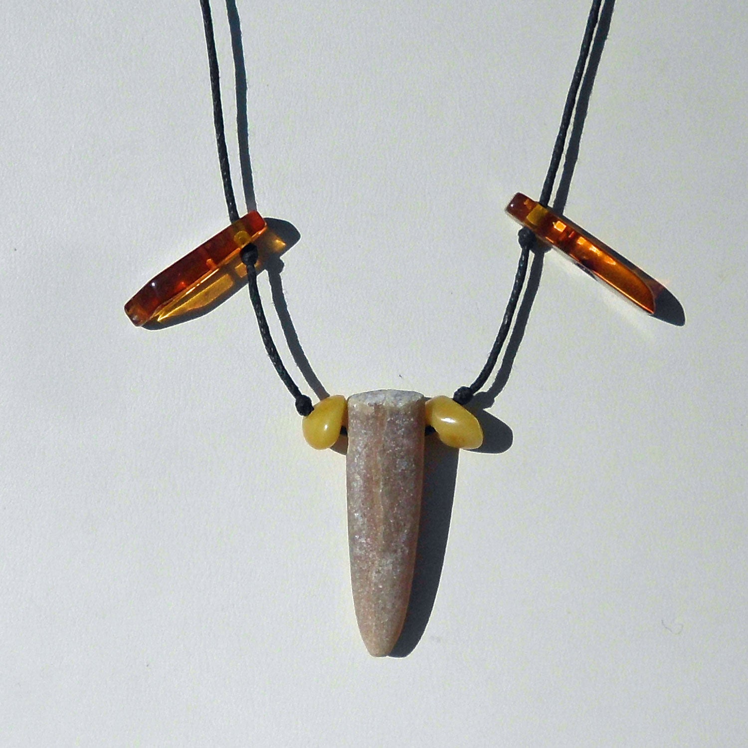 Donnerkeil mit 4 polierten Bernsteinen, Einzelstück