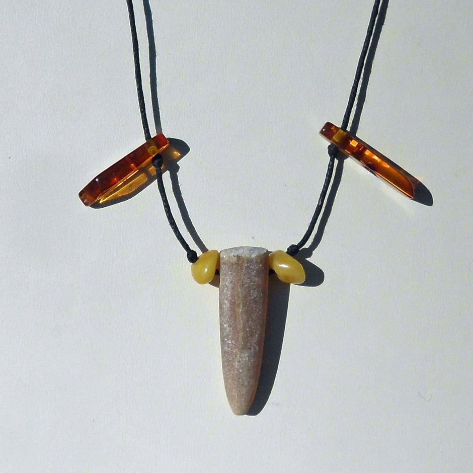 Donnerkeil mit 4 polierten Bernsteinen, Einzelstück