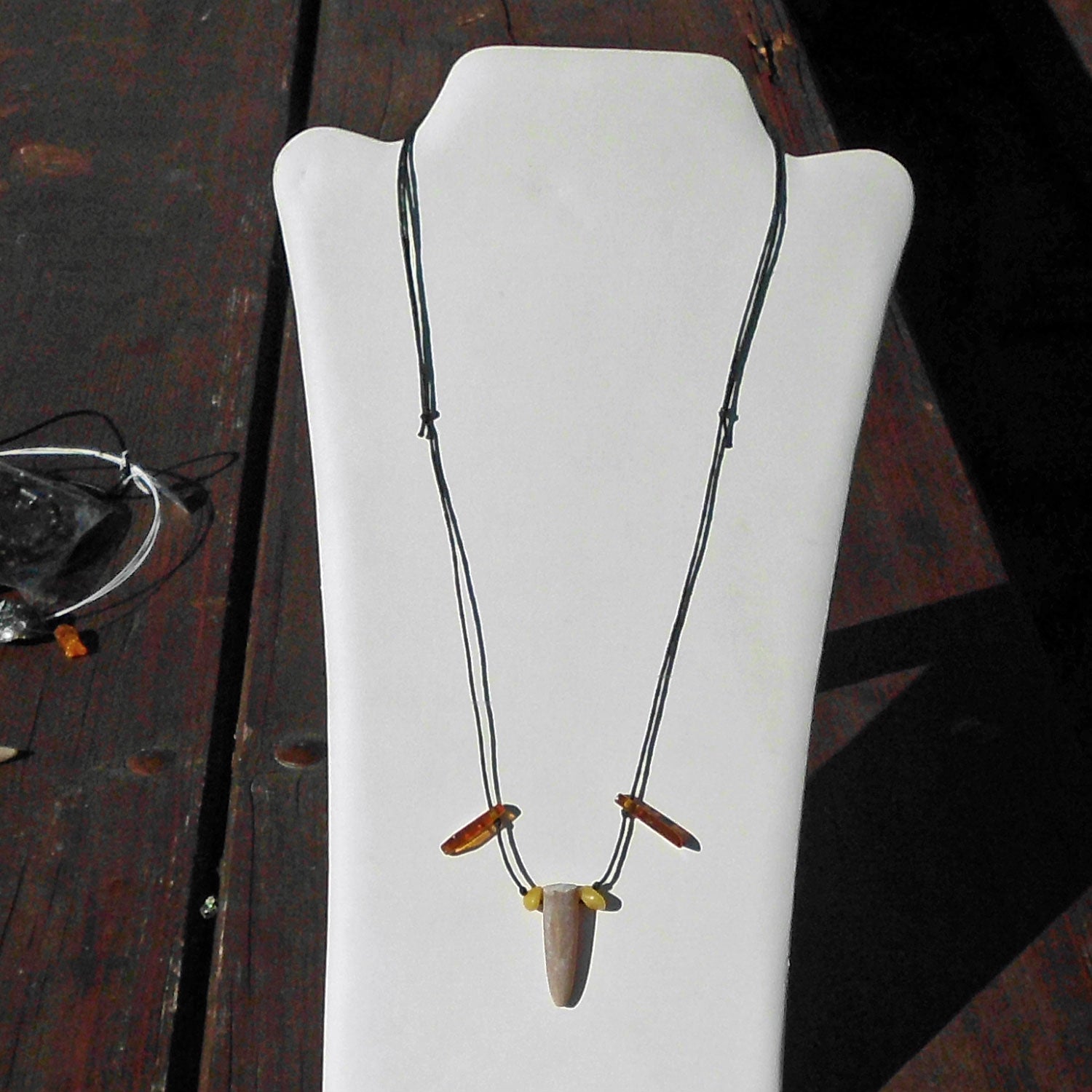 Donnerkeil mit 4 polierten Bernsteinen, Einzelstück