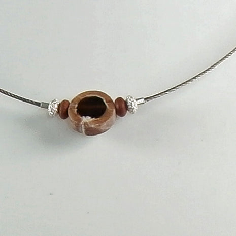 Drahtcollier mit polierter Donnerkeilscheibe und Silber