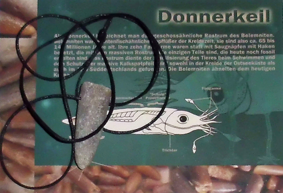 Set mit einem Donnerkeil am Band und einer Erklärungskarte