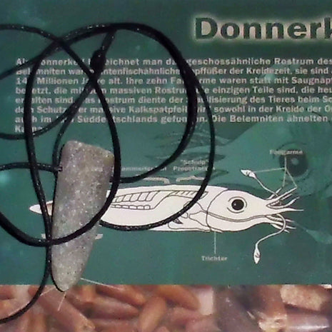 Set mit einem Donnerkeil am Band und einer Erklärungskarte