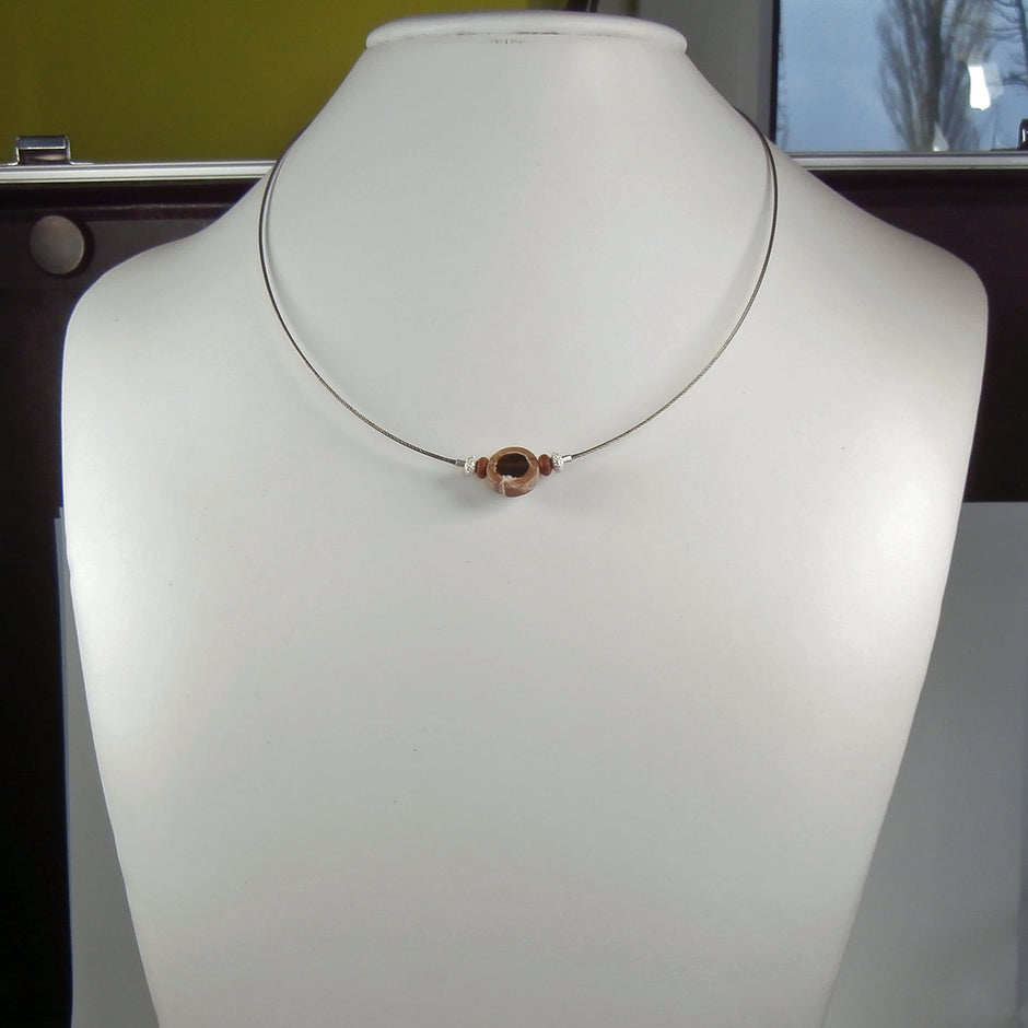 Drahtcollier mit polierter Donnerkeilscheibe und Silber