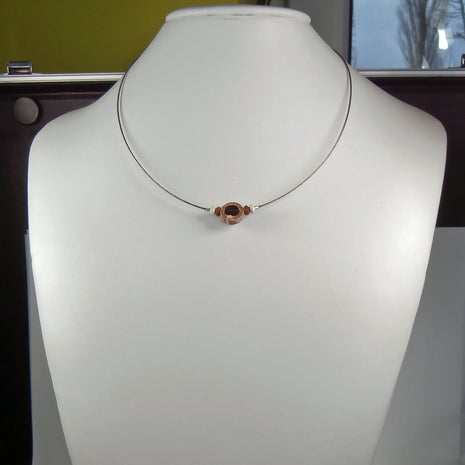 Drahtcollier mit polierter Donnerkeilscheibe und Silber