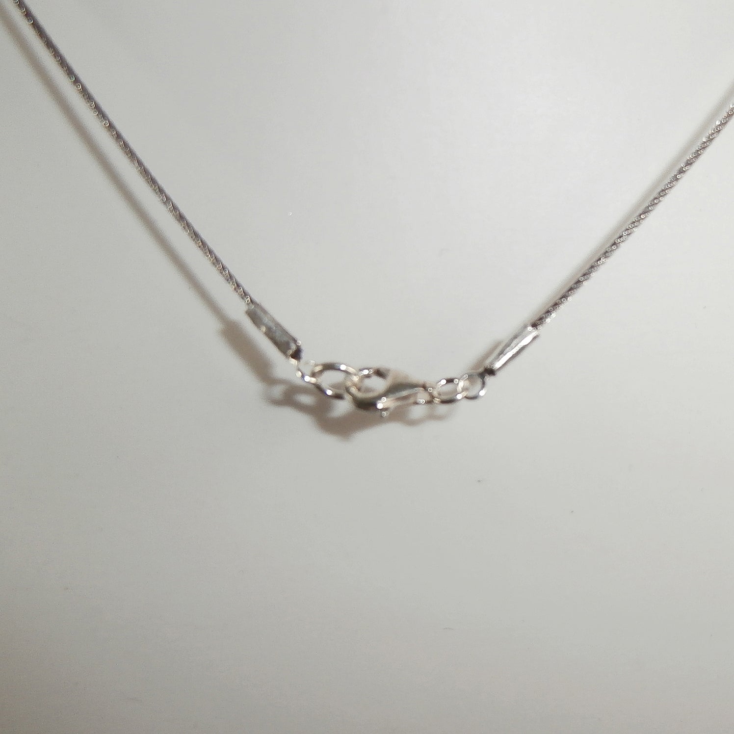 Drahtcollier mit polierter Donnerkeilscheibe und Silber