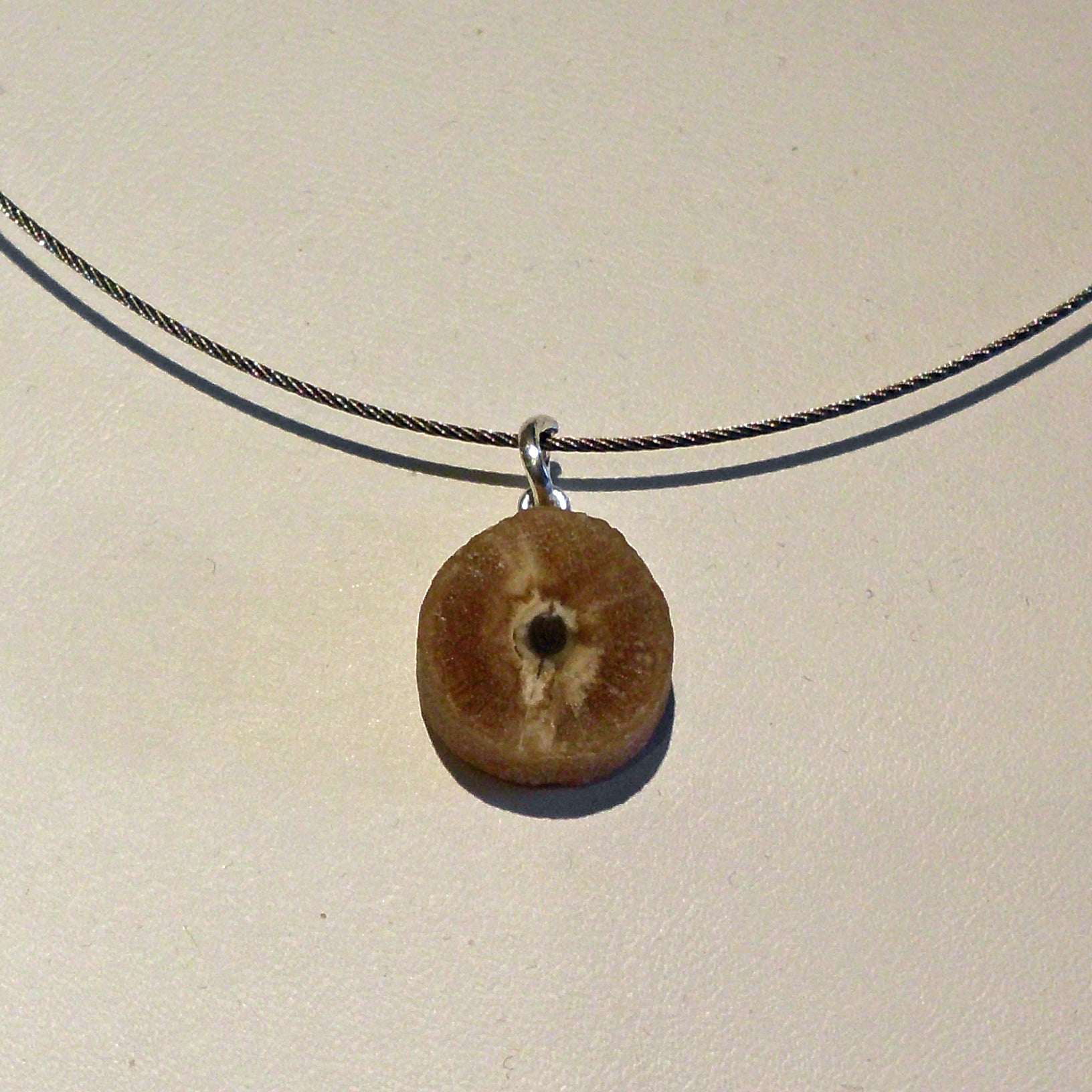 Anhänger aus einerDonnerkeilscheibe