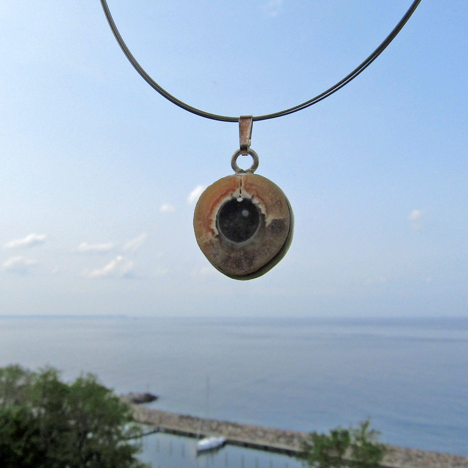 In Silber eigefasste Donnerkeilscheibe anpoliertUNIKAT