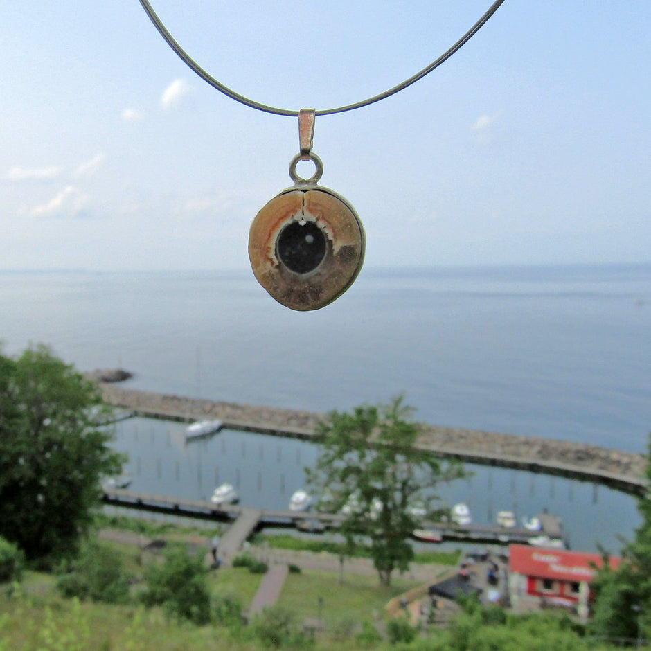 In Silber eigefasste Donnerkeilscheibe anpoliertUNIKAT