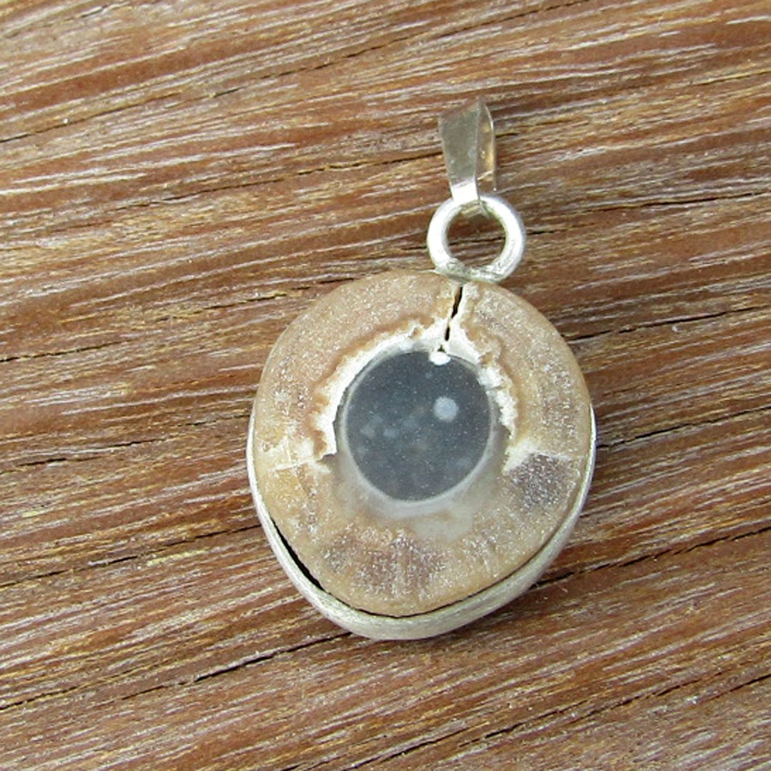 In Silber eigefasste Donnerkeilscheibe anpoliertUNIKAT