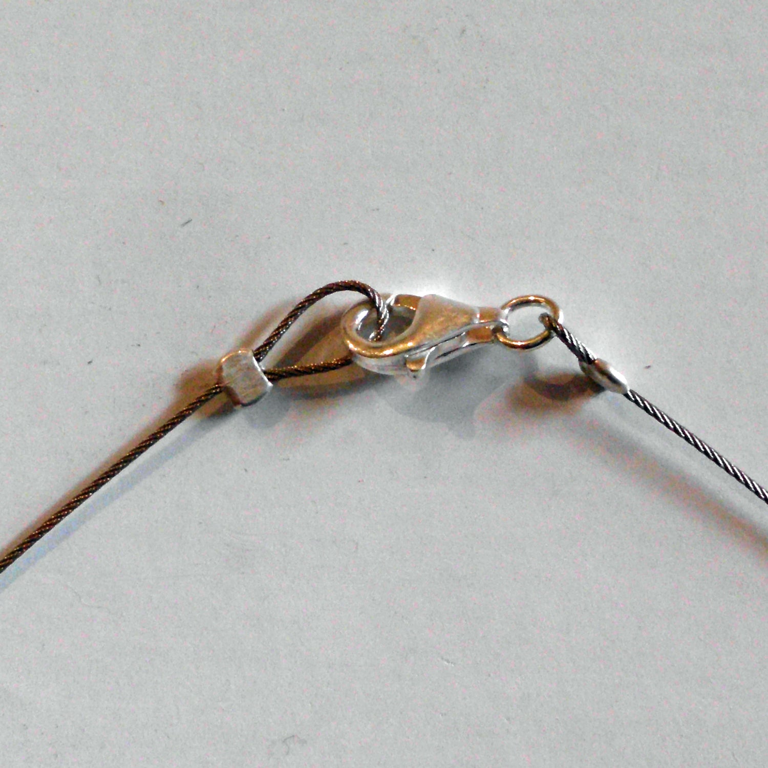 Elegantes Drahtcollier mit Bernsteinblatt von Rügen