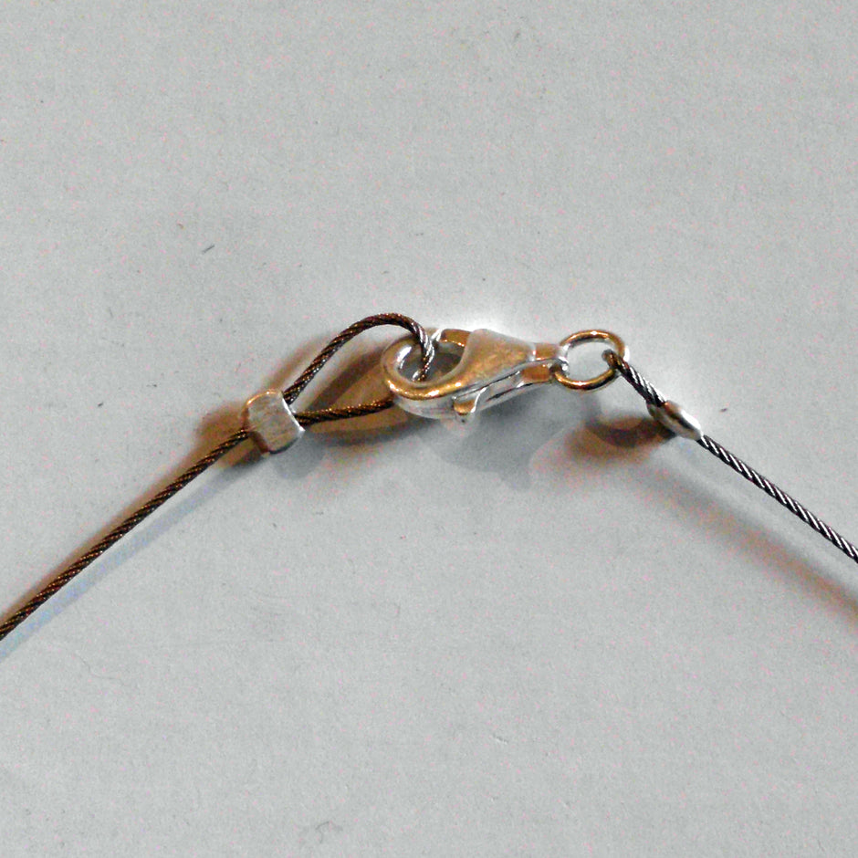 Elegantes Drahtcollier mit Bernsteinblatt von Rügen