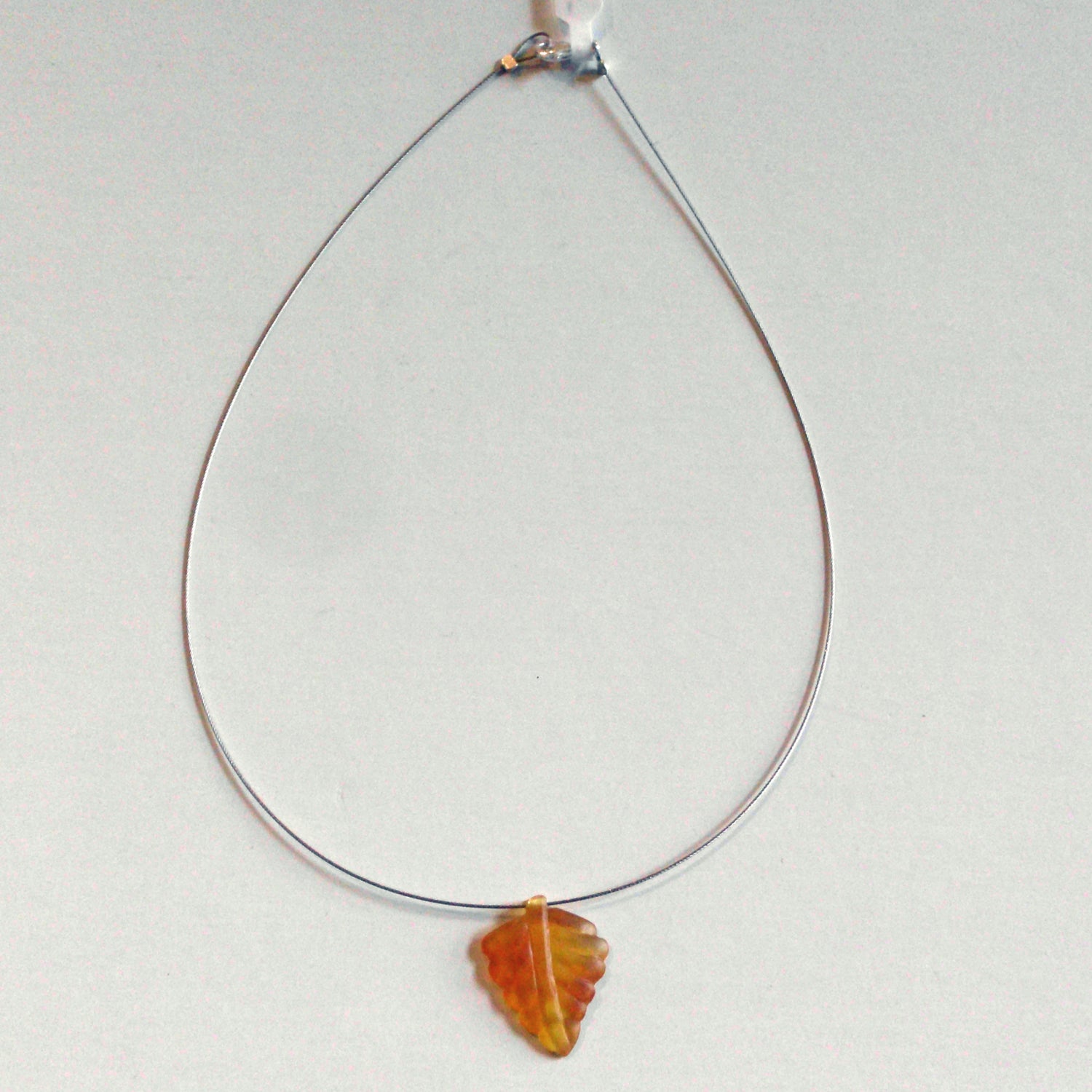 Elegantes Drahtcollier mit Bernsteinblatt von Rügen