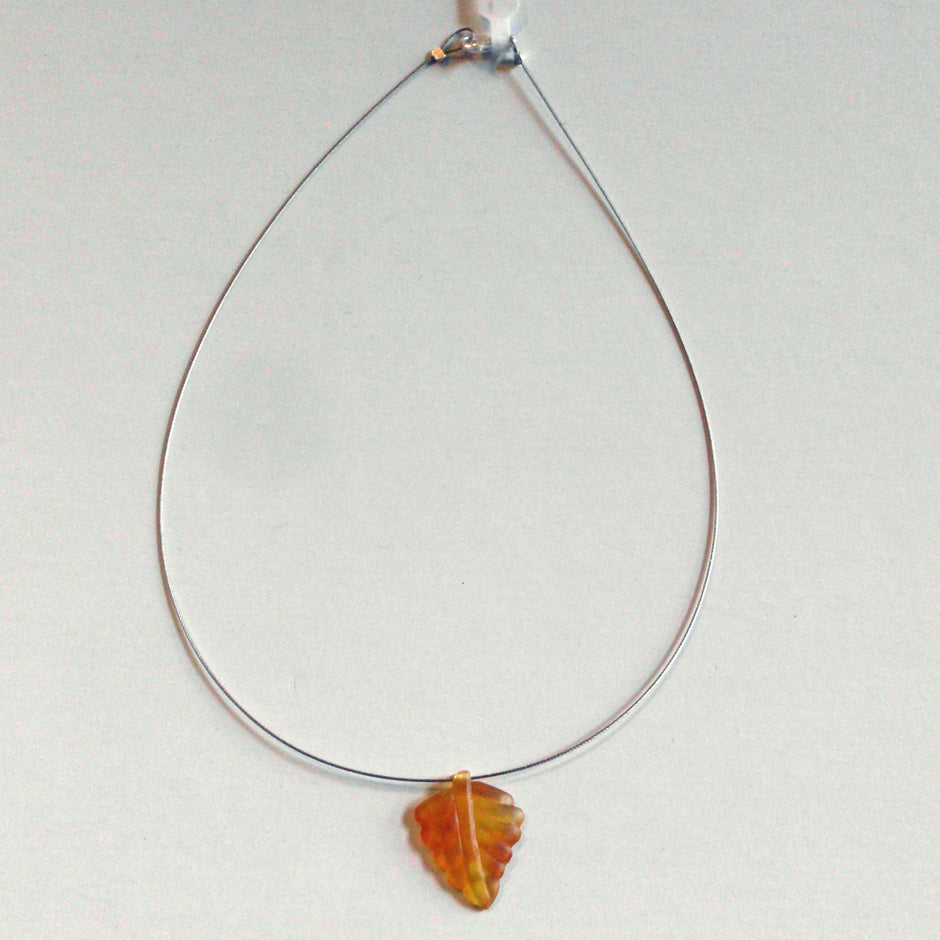 Elegantes Drahtcollier mit Bernsteinblatt von Rügen