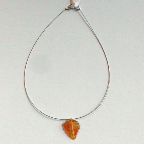 Elegantes Drahtcollier mit Bernsteinblatt von Rügen