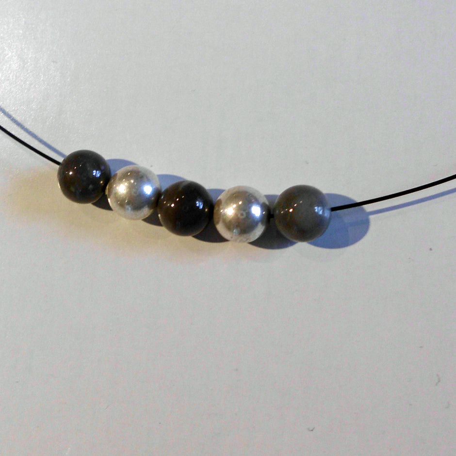 Drahtcollier mit Feuerstein und Silber – Unikat