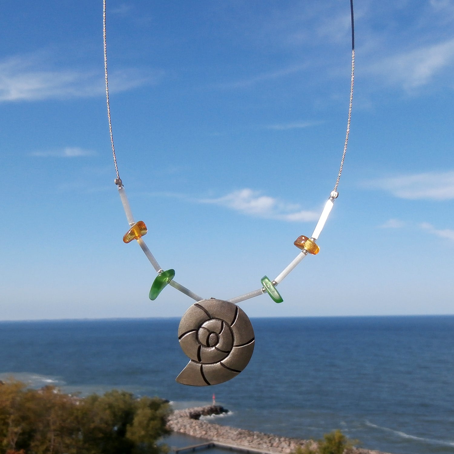 Collier aus Bernstein, Seeglas und Ammonit – Einzelstück