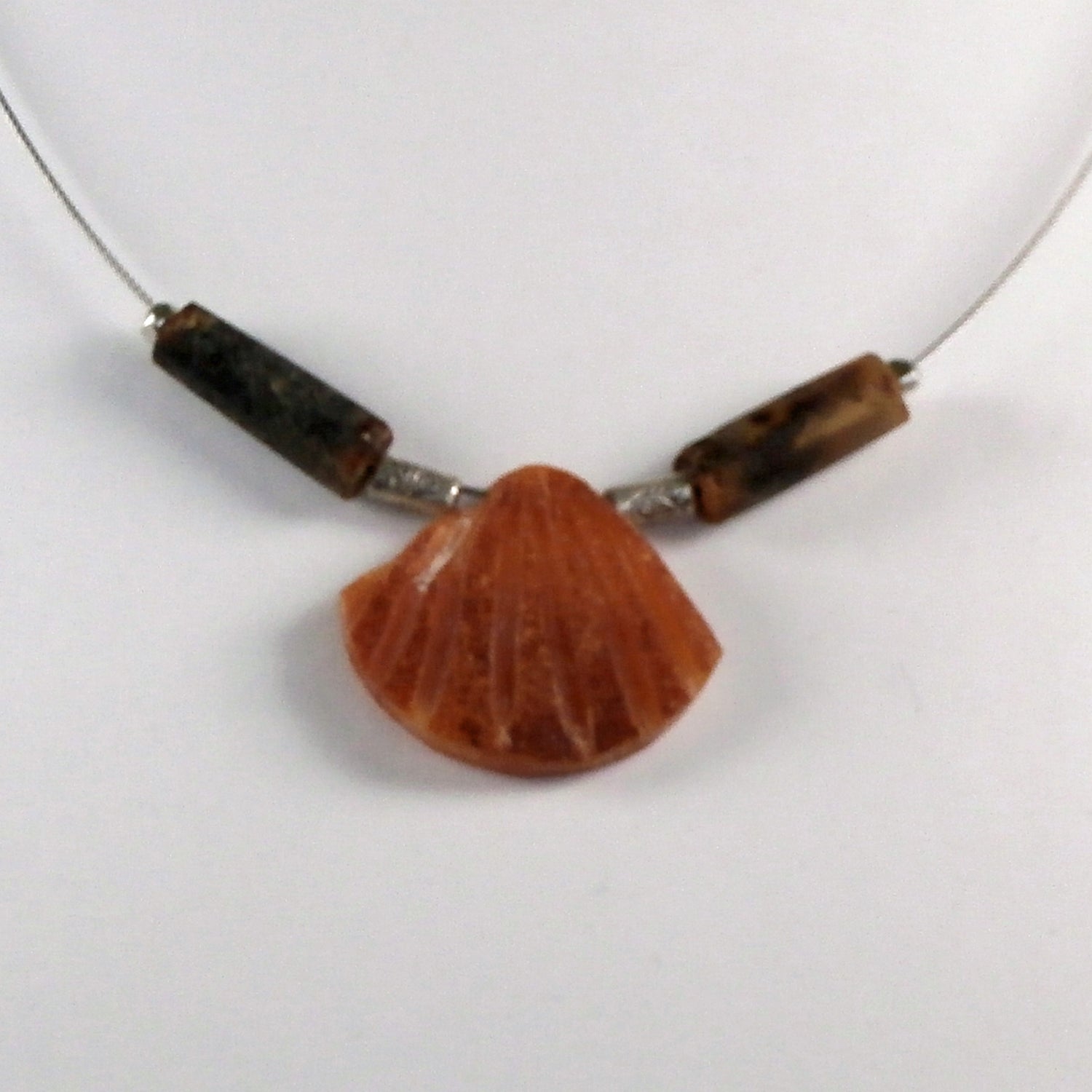 Elegantes Drahtcollier mit Bernsteinmuschel und Silber