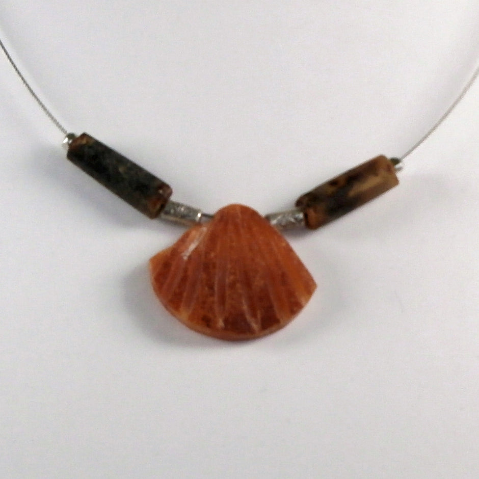 Elegantes Drahtcollier mit Bernsteinmuschel und Silber