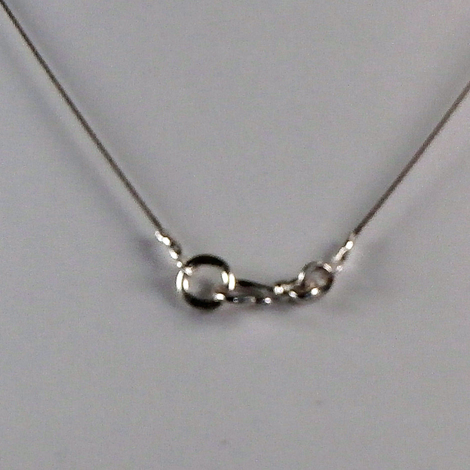 Elegantes Drahtcollier mit Bernsteinmuschel und Silber