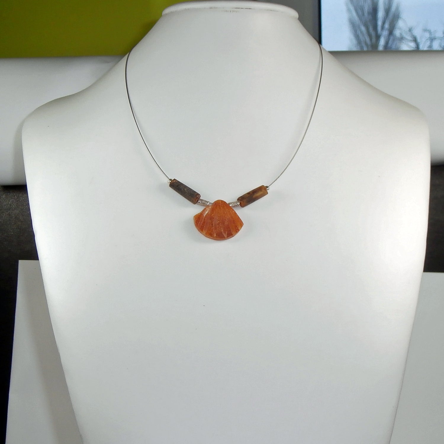 Elegantes Drahtcollier mit Bernsteinmuschel und Silber